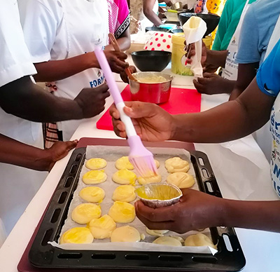 Ker-Keen image d'une étudiante qui apprend la patisserie le site web