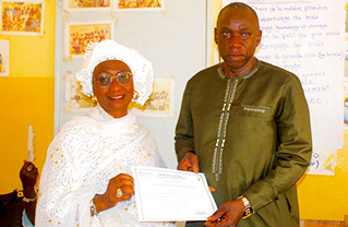 Ker-Keen image de la directrice et d'un enseignant tenant un diplôme.