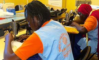 Ker-Keen image d'une étudiante qui apprend à coudre pour le site web