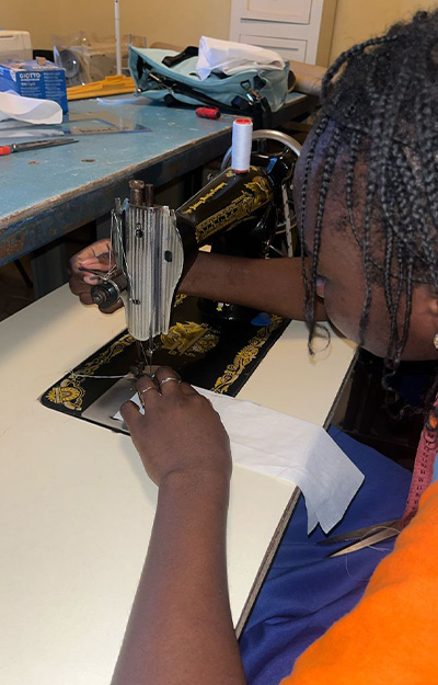 Ker-Keen image d'une étudiante qui apprend à coudre pour le site web